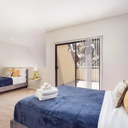 Hollywood Blvd Suite Plus Parking